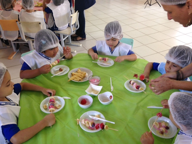 Mesinha Saudável do Sesc orienta sobre alimentação em instituições infantis, em Manaus