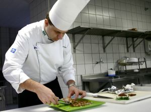 Senac inscreve para cursos gratuitos de Garçom e Cozinheiro