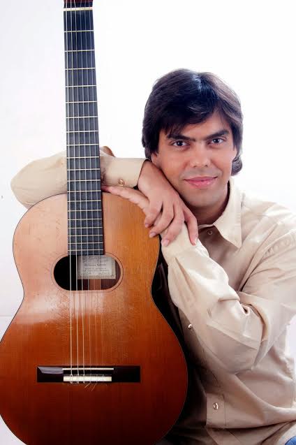 Sesc oferece oficina gratuita de violão com músico português Victor Castro