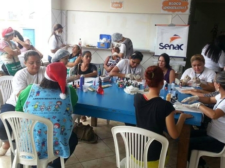 Senac promove dia de massagens, beleza e palestras no Abrigo Moacyr Alves
