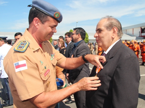 Presidente da Fecomércio AM recebe honraria do Corpo de Bombeiros Militar